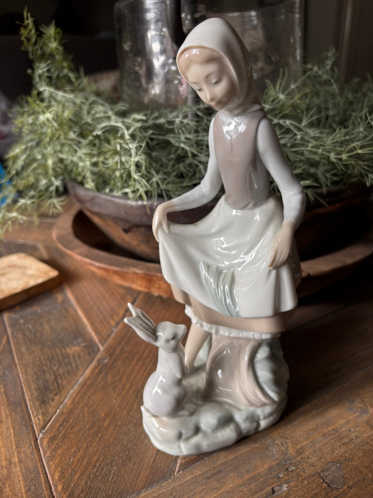 Lladro vintage beeldje meisje voert konijn, Ophalen of Verzenden