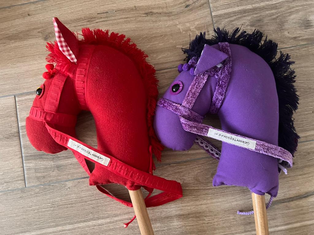 2 houten stokpaardjes, Ophalen, Zo goed als nieuw, Jongen of Meisje