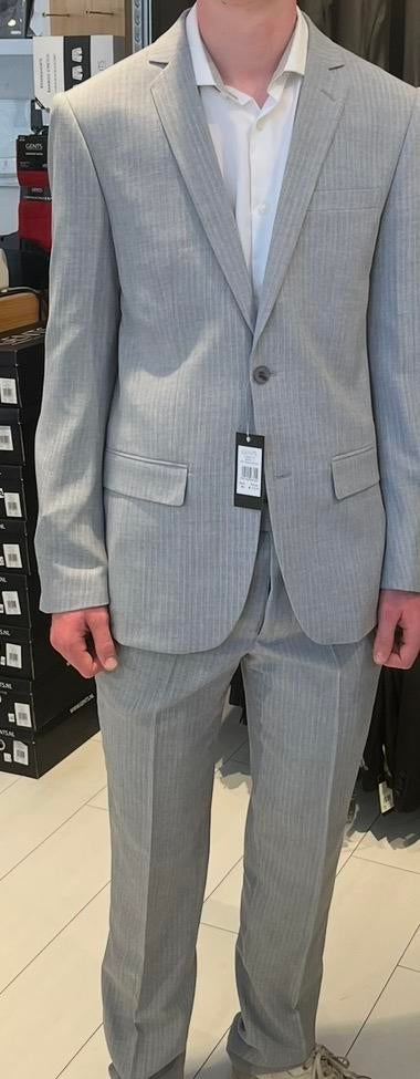 Pak/ kostuum lichtgrijs met streep, Kleding | Heren, Kostuums en Colberts, Ophalen, Zo goed als nieuw, Maat 46 (S) of kleiner