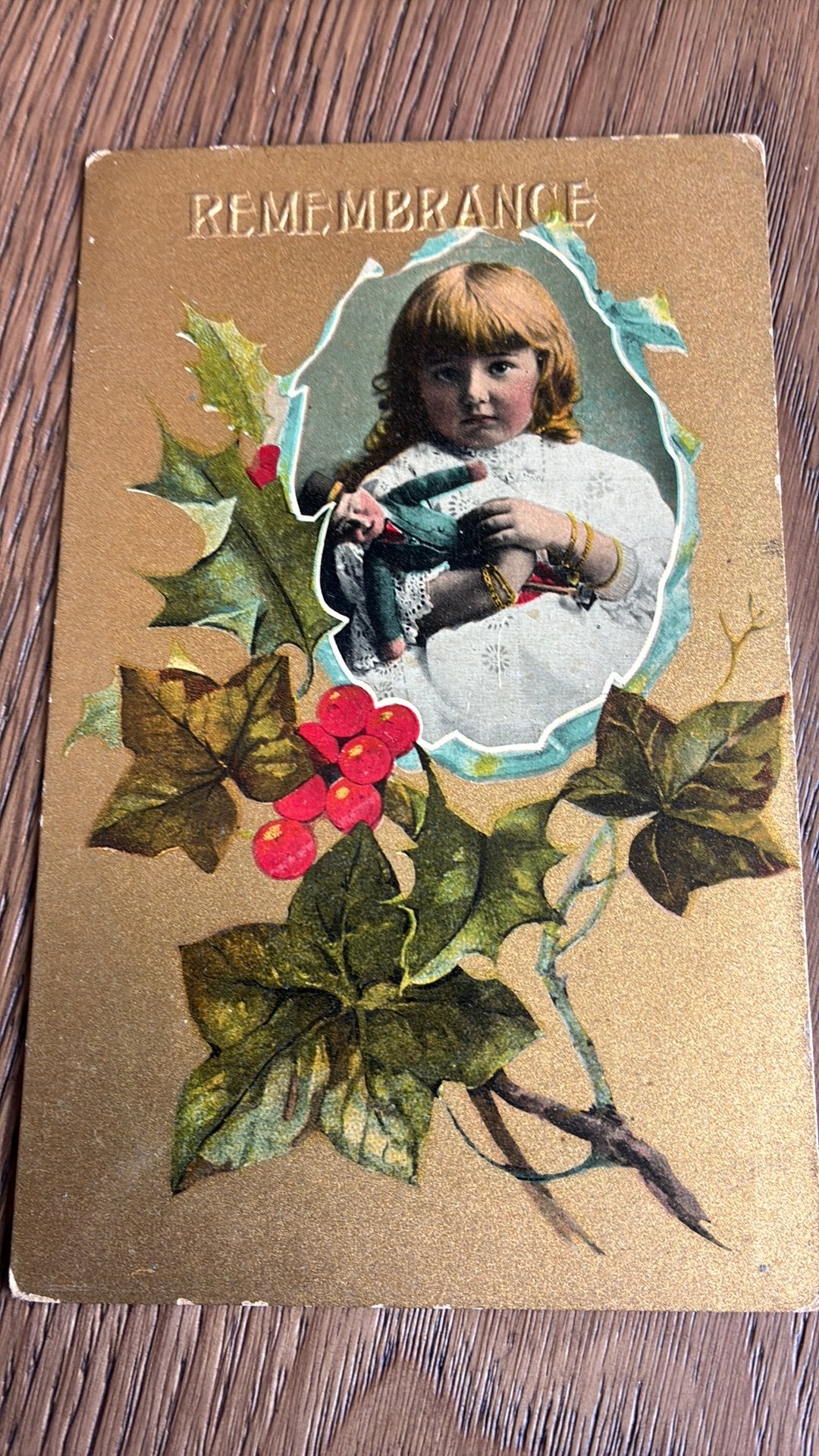 Herinnering. Meisje met haar pop. Goudkleurigr kaart, Ophalen of Verzenden, Voor 1920, Kinderen