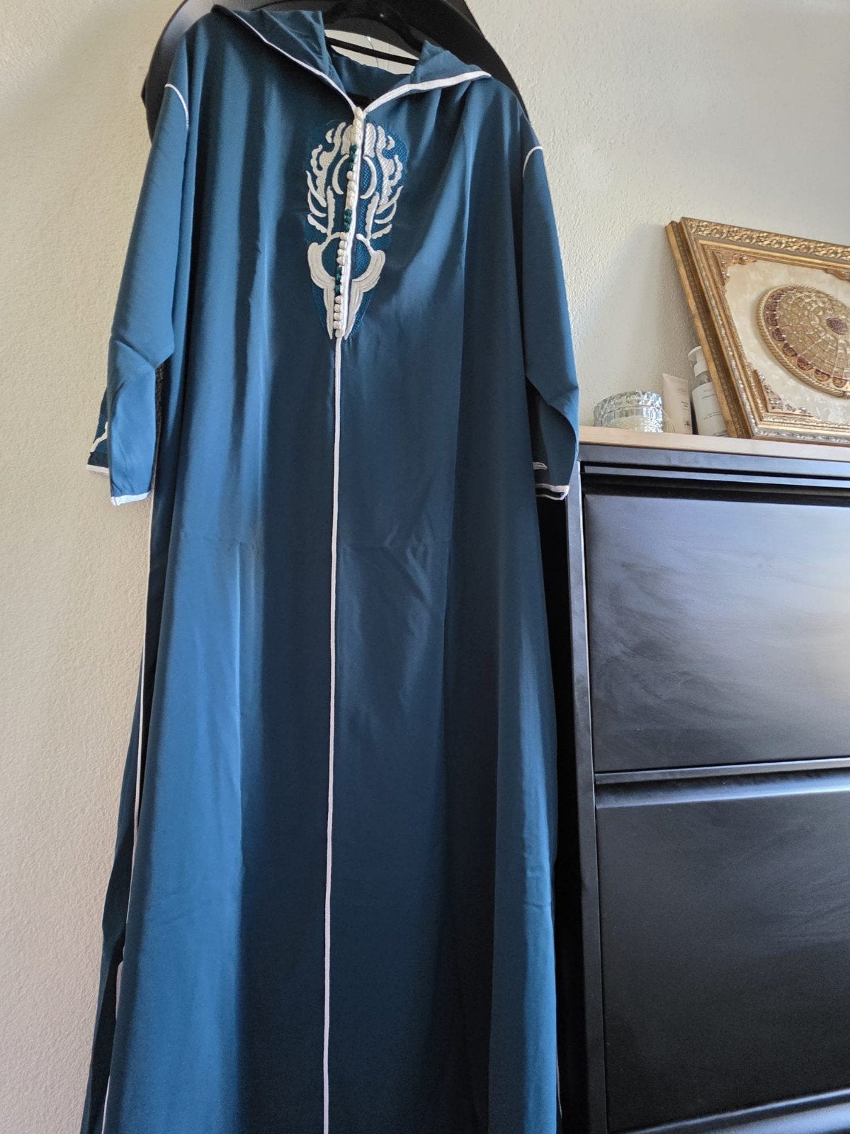 Mooie blauwe djellaba met borduursel, Maat 38/40 (M), Overige typen, Blauw, Nieuw