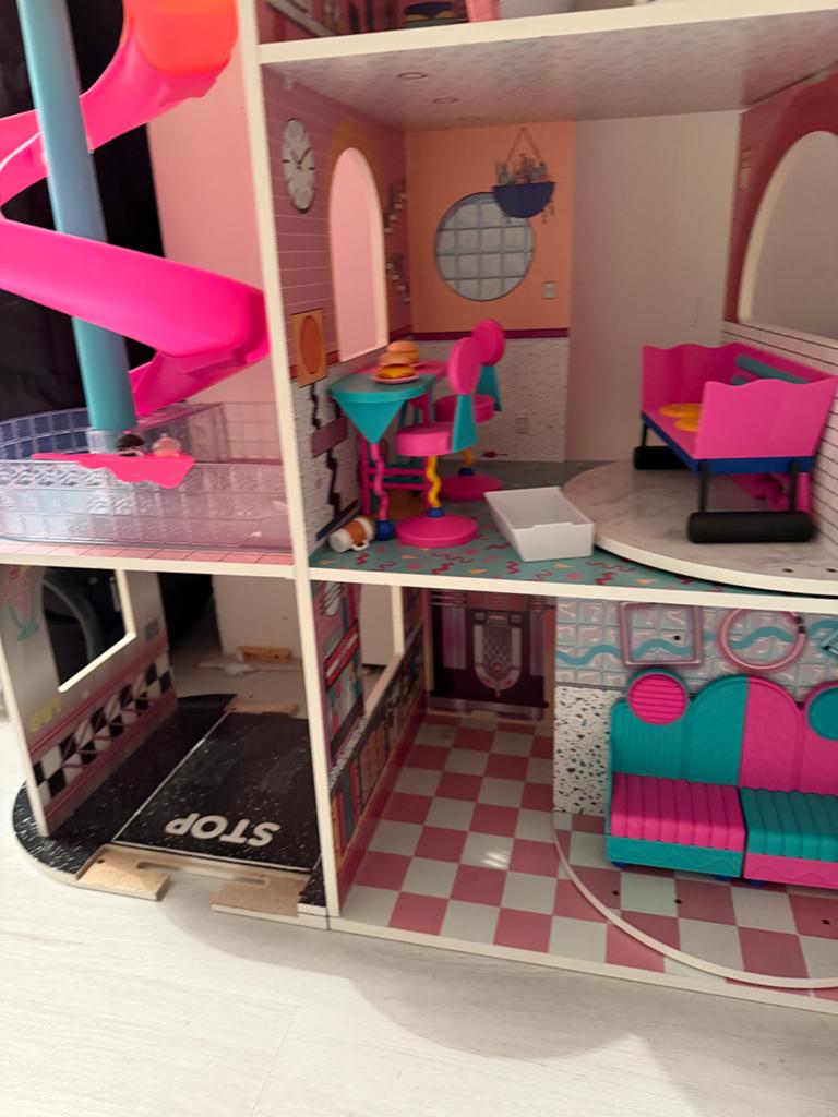 Groot poppenhuis met zwembad en accessoires, Ophalen of Verzenden, Zo goed als nieuw, Poppenhuis
