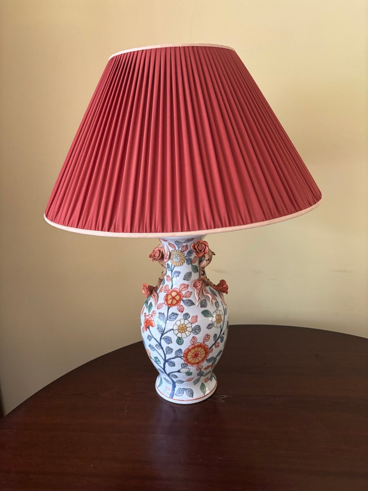 Vintage Chinoiserie Porseleinen Lamp met Rode Plissé Kap, Ophalen of Verzenden