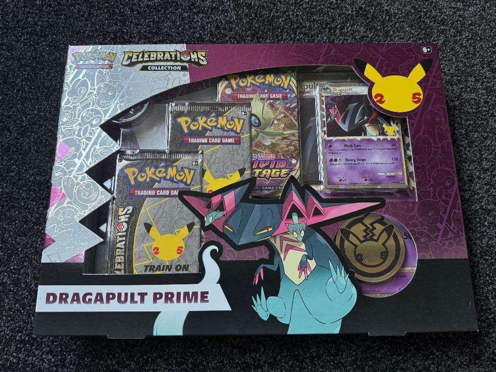 Pokemon Celebrations Dragapult prime, Hobby en Vrije tijd, Verzamelkaartspellen | Pokémon, Ophalen of Verzenden, Nieuw, Foil