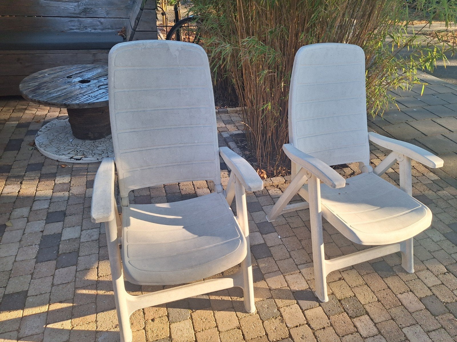 2 witte tuinstoelen met verstelbare rugleuning, Tuin en Terras, Tuinstoelen, Ophalen, Gebruikt, Kunststof, Verstelbaar