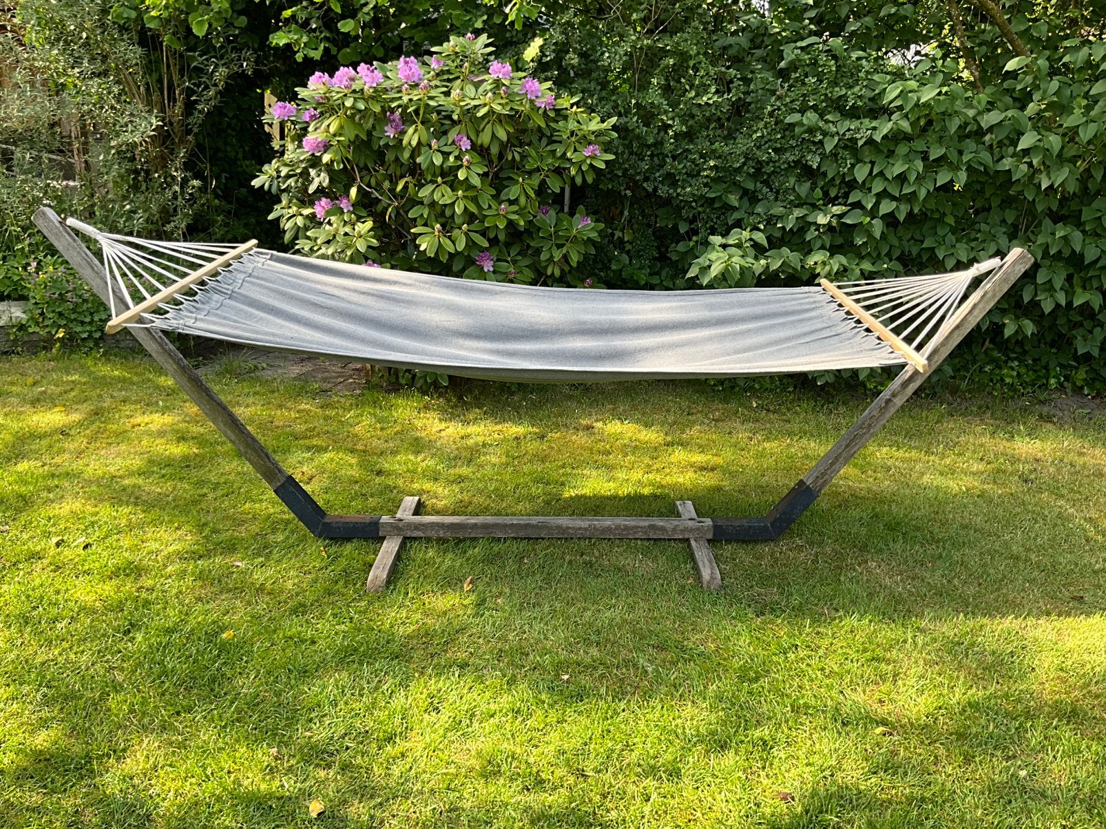 Grote grijze hangmat 102 cm breed, met of zomder standaard, Ophalen, Zo goed als nieuw