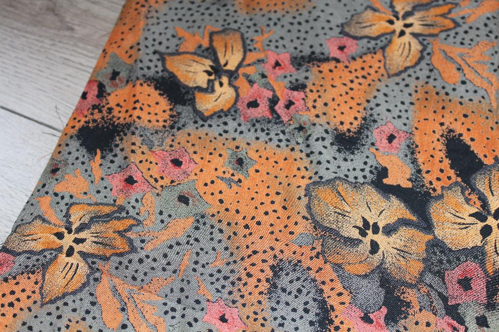 Coupon viscose stof zwart/grijs/oranje gebloemd #588, Overige materialen, 120 cm of meer, Zwart, Nieuw
