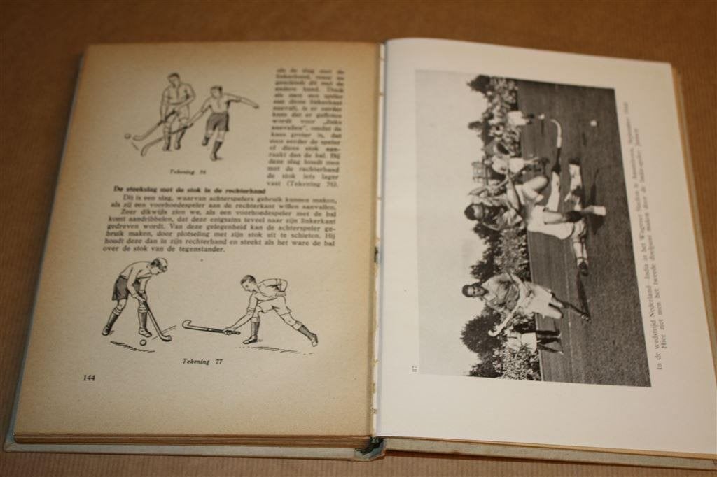 Hockey en Hockey training. Vriesinga. 1948, Boeken, Ophalen of Verzenden, Gelezen, Watersport en Hengelsport