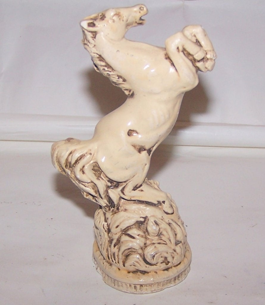 Prachtig stenen beeldje steigerend paard. H. 13cm. Igs., Ophalen of Verzenden, Zo goed als nieuw, Dier