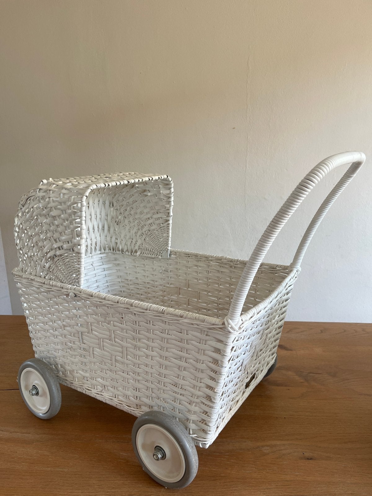 Olli Ella rieten poppenwagen wit, Kinderen en Baby's, Speelgoed | Poppen, Ophalen, Zo goed als nieuw, Babypop