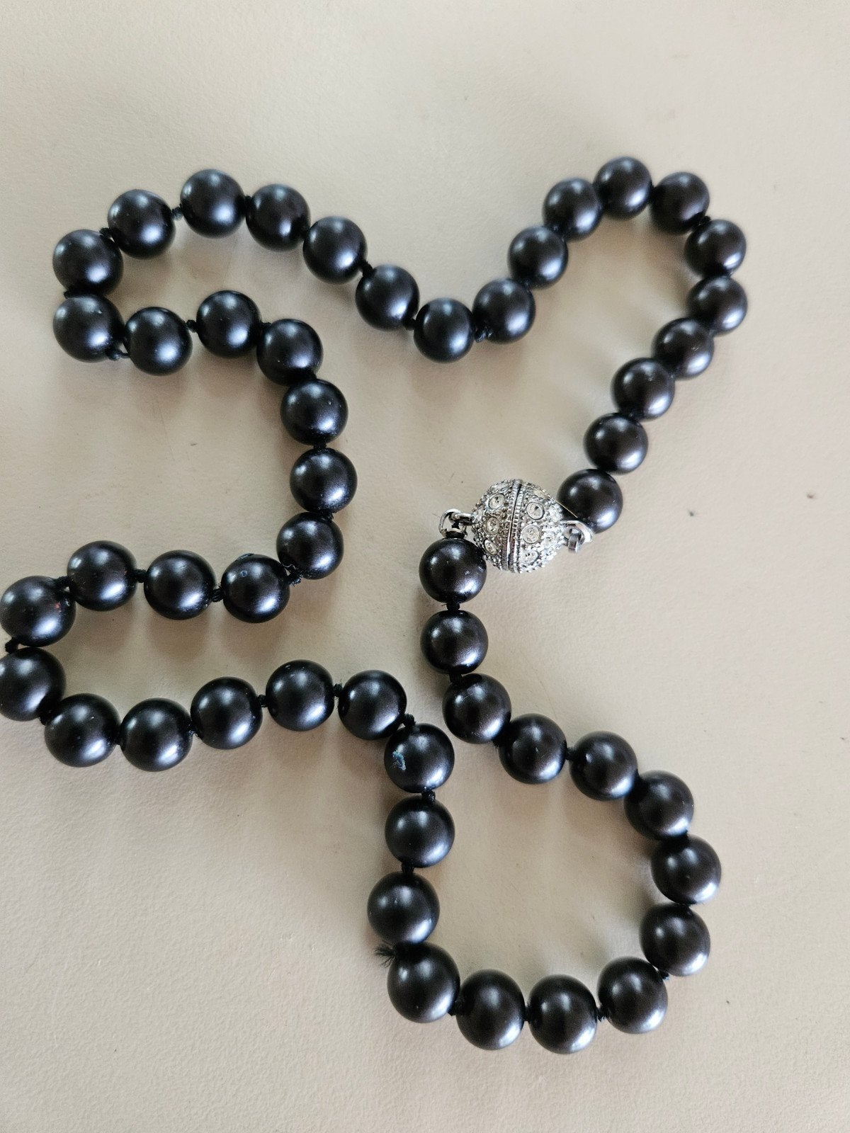 Mooie zwarte parelketting, Overige materialen, Verzenden, Zwart, Zo goed als nieuw