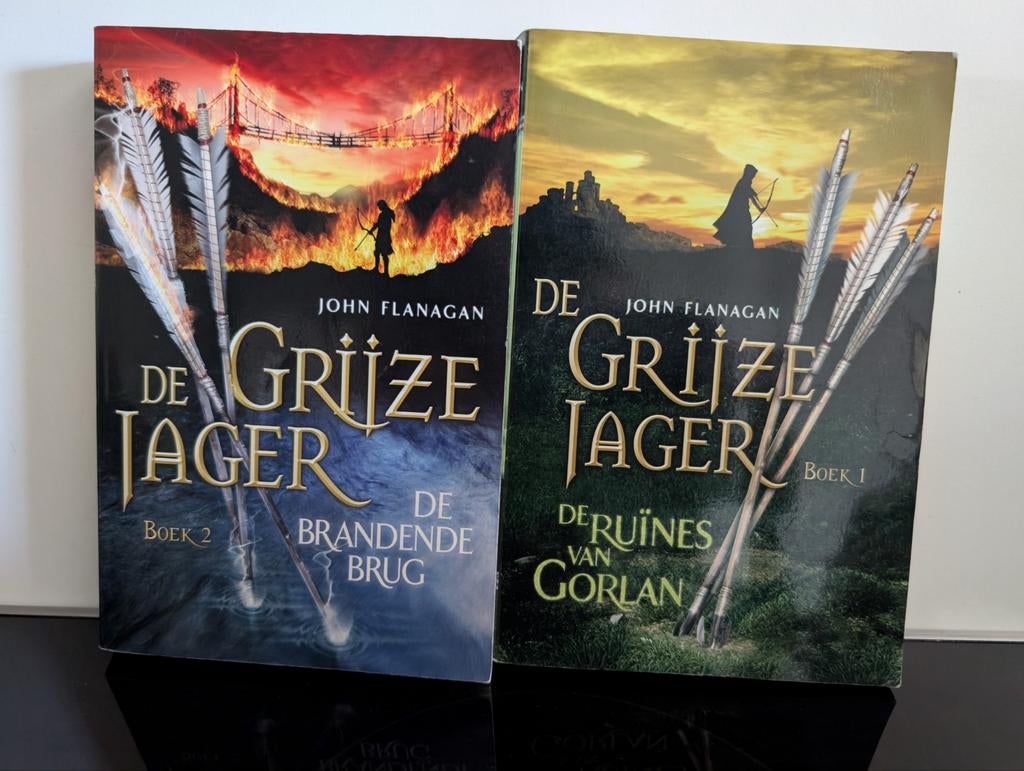 John Flanagan - De brandende brug &1, Boeken, Ophalen of Verzenden, Zo goed als nieuw, John Flanagan