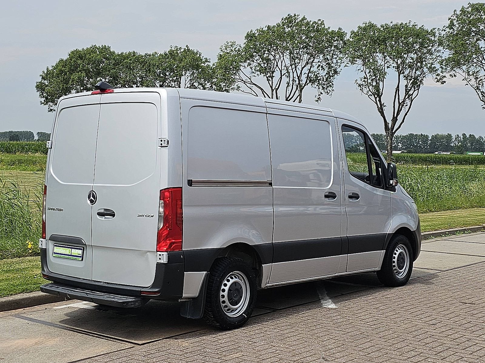 MERCEDES-BENZ SPRINTER 311 l1h1 2xzijdeur mbux!, Gebruikt, Euro 6, Bedrijf, Zilver of Grijs