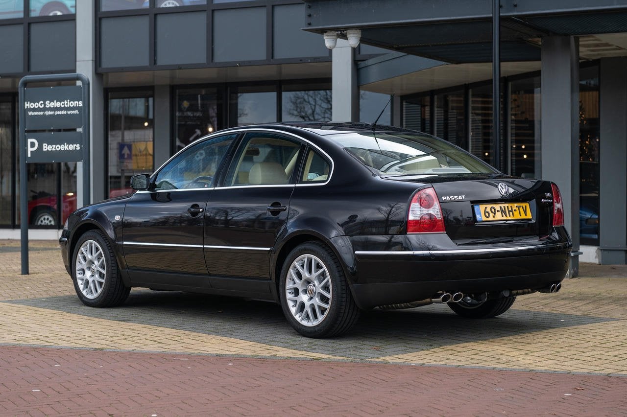 Volkswagen Passat 4.0 W8 4MOTION (bj 2003, automaat), Gebruikt, 8 cilinders, Zwart, Bedrijf
