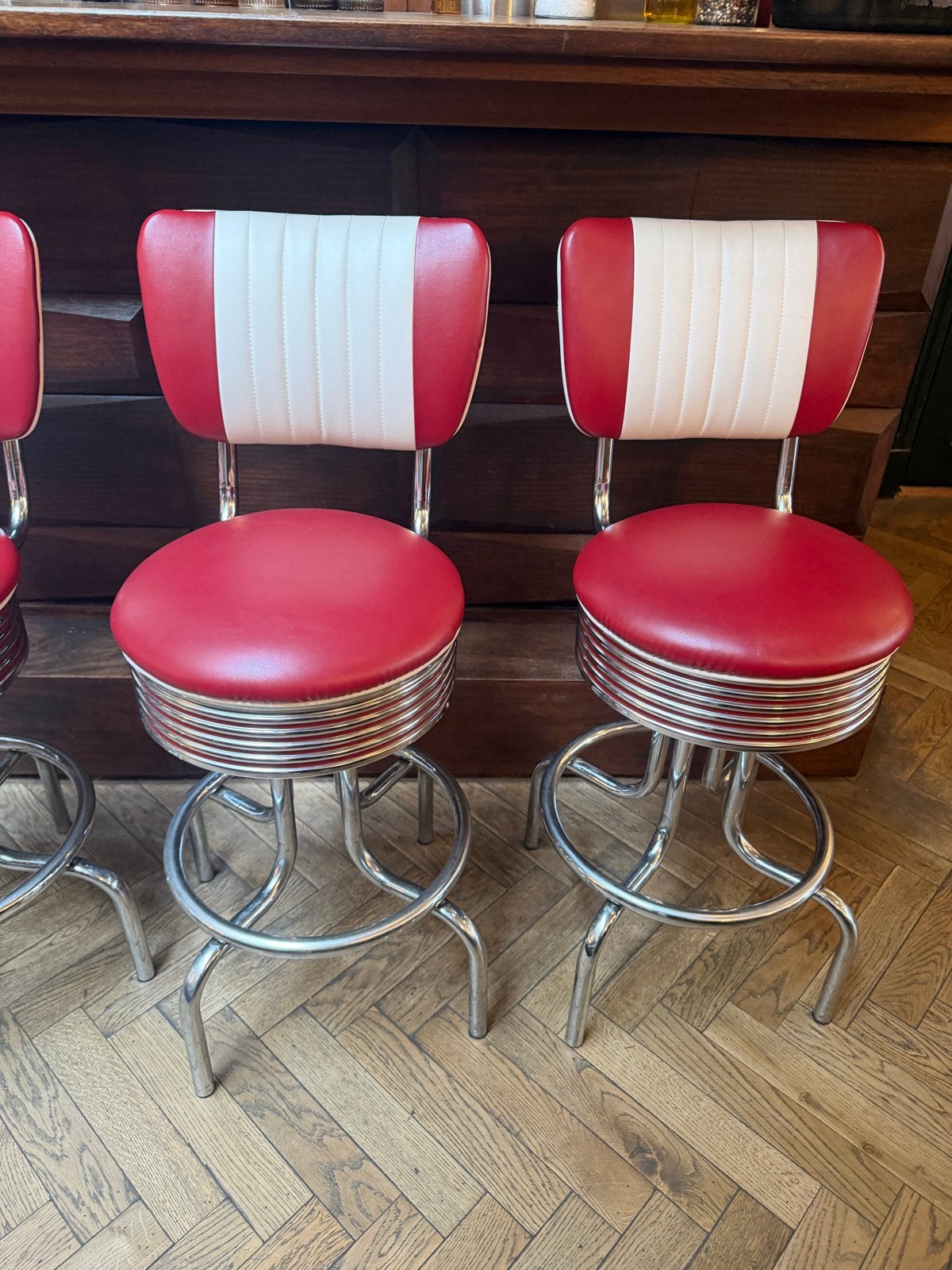 Foto 3 van Set van 6 retro barkrukken - rood/wit, draaibaar, met rugleu