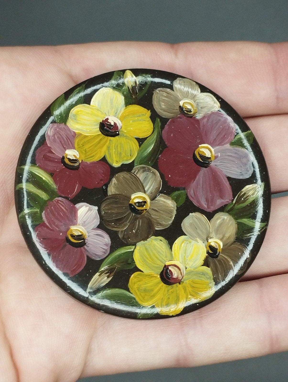Een prachtige, grote, handbeschilderde keramische broche., Ophalen of Verzenden, Zo goed als nieuw, Zilver, Overige materialen