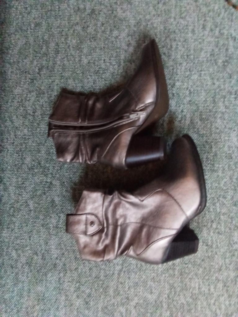 Helioform enkellaarsjes maat 36, Kleding | Dames, Schoenen, Ophalen of Verzenden, Zo goed als nieuw, Helioform enkellaarsjes, Lage of Enkellaarzen