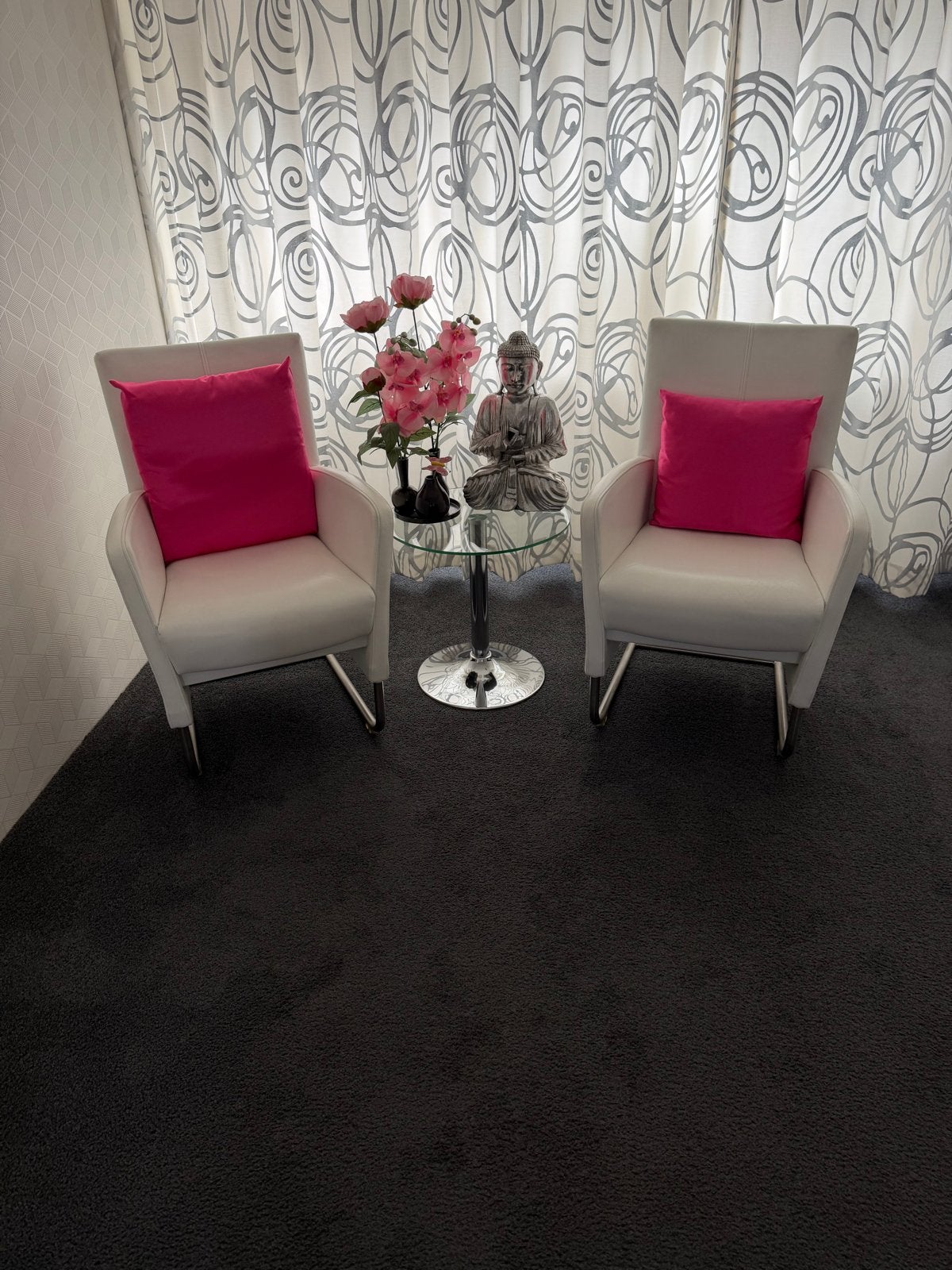 Twee comfortabele witte fauteuils met roze kussens, Ophalen, Twee, Wit, Leer