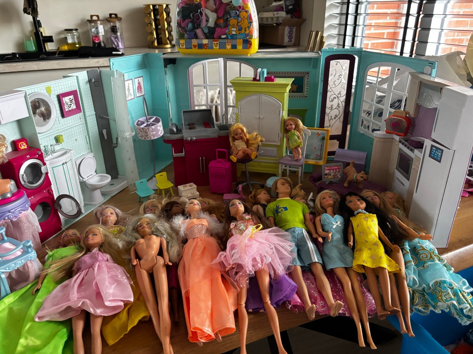Barbie Huis met 19 Barbies en veel accessoires, Ophalen of Verzenden, Gebruikt, Barbie
