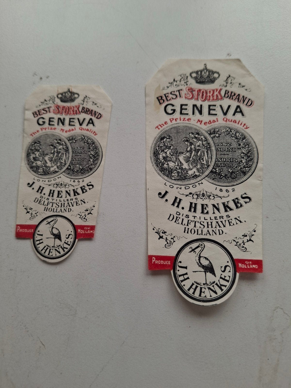 2 jenever etiketten Henkes, Verzamelen, Merken en Reclamevoorwerpen, Ophalen of Verzenden, Zo goed als nieuw, Overige typen