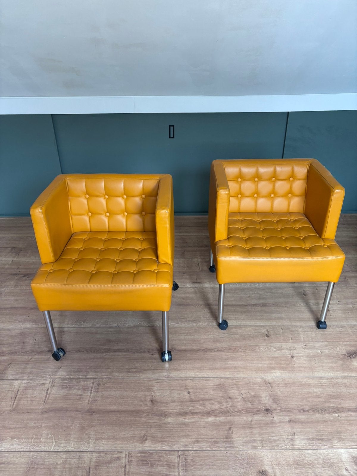 Leren (eettafel) stoelen per 2 of 4 stuks te koop, Ophalen, Modern chesterfield, Gebruikt, Twee
