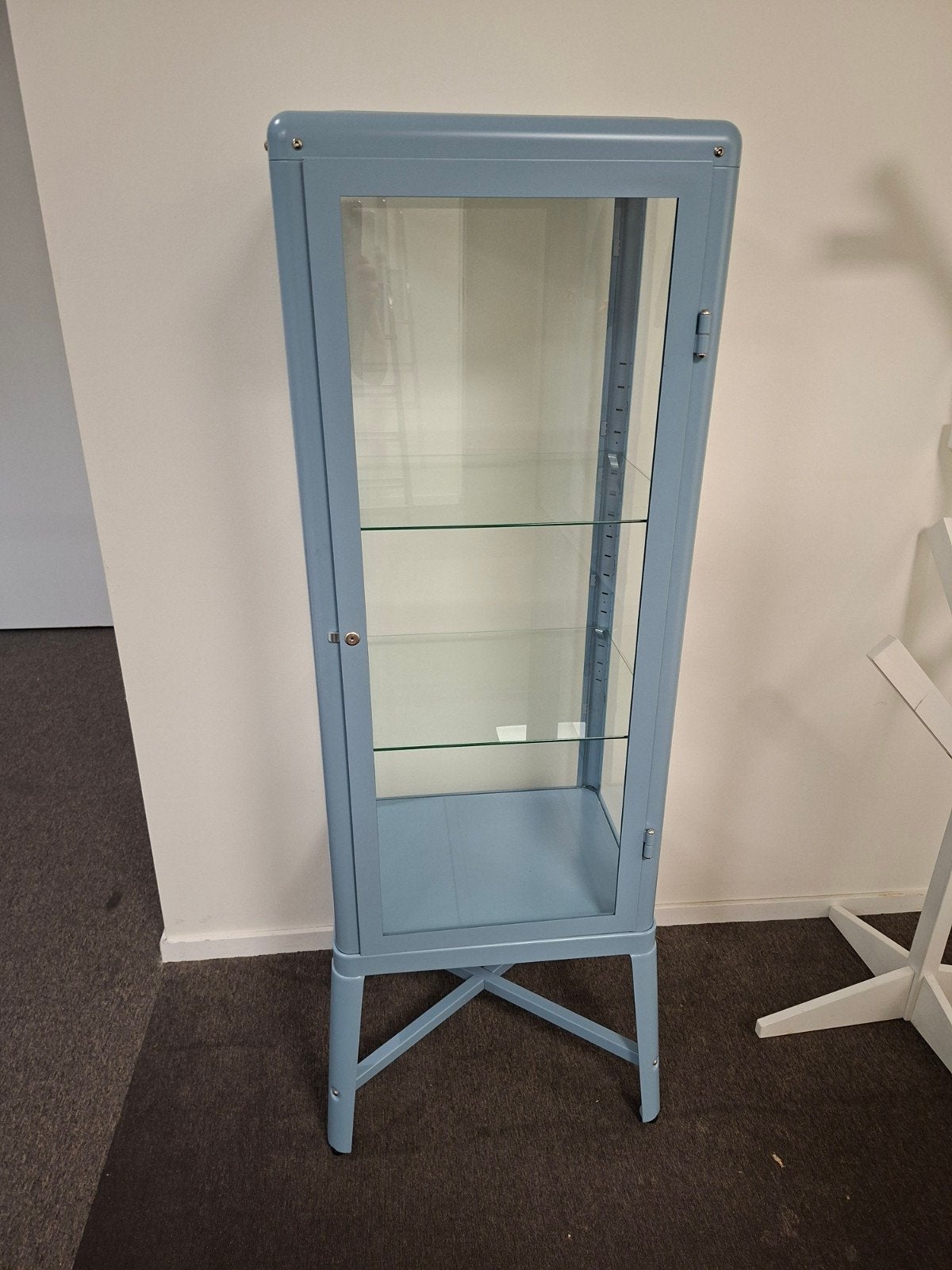 Blauwe vitrinekast zonder sleutel FABRIKÖR

IKEA, Huis en Inrichting, Kasten | Vitrinekasten, Ophalen