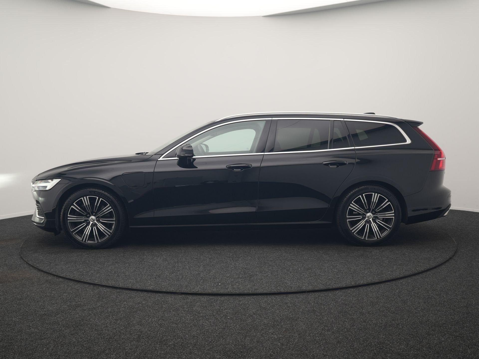 Volvo V60 T6 Recharge AWD Inscription PHEV 340pk Dealer O.H, Auto's, Volvo, Automaat, Dealer onderhouden, Gebruikt, Zwart