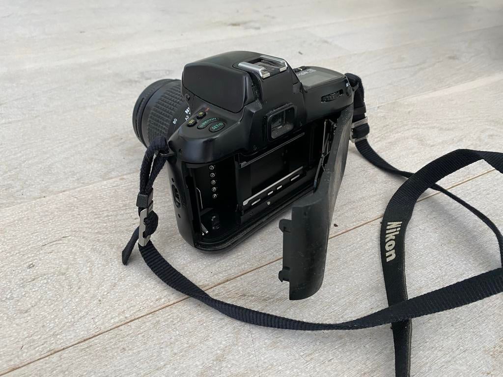 Nikon F70 Analoge Spiegelreflexcamera met 35-80mm lens, Audio, Tv en Foto, Fotocamera's Analoog, Ophalen, Gebruikt, Spiegelreflex