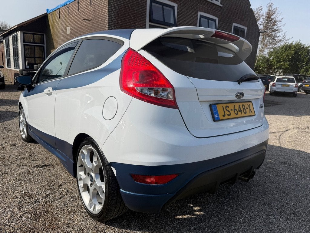 Ford Fiesta 1.6 Ghia Rally Uitvoering Leer Airco Nette Auto, Auto's, Ford, Gebruikt, 31 €/maand, 4 cilinders, Wit