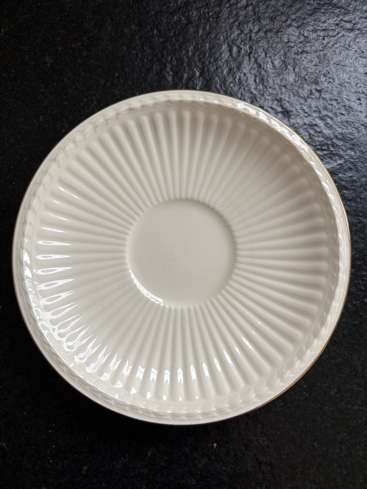 Wedgwood Jubilee schotel, wit met gouden rand, Antiek en Kunst, Ophalen of Verzenden