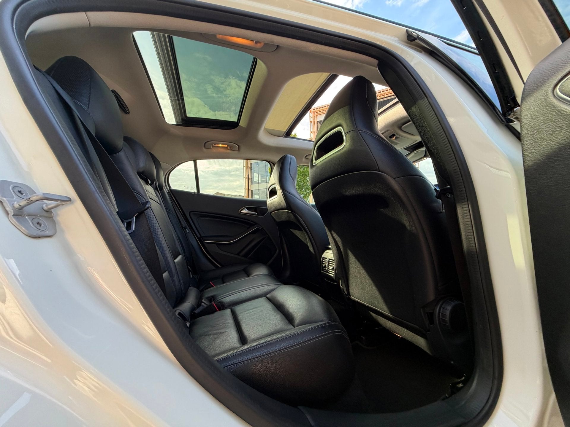 Mercedes-Benz GLA-klasse 200 Premium Plus AUT|Cam|ACC|PANO, Auto's, Gebruikt, Automatische klimaatregeling, Wit, Bedrijf