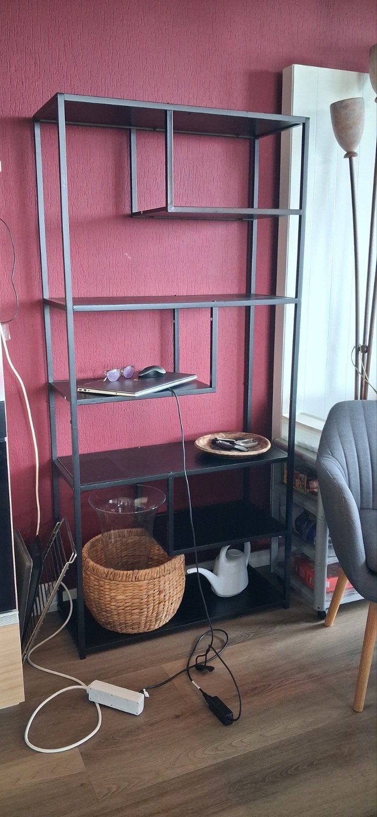 Moderne vakkenkast met metalen frame, Met plank(en), Gebruikt, Modern, Industrieel, 50 tot 100 cm
