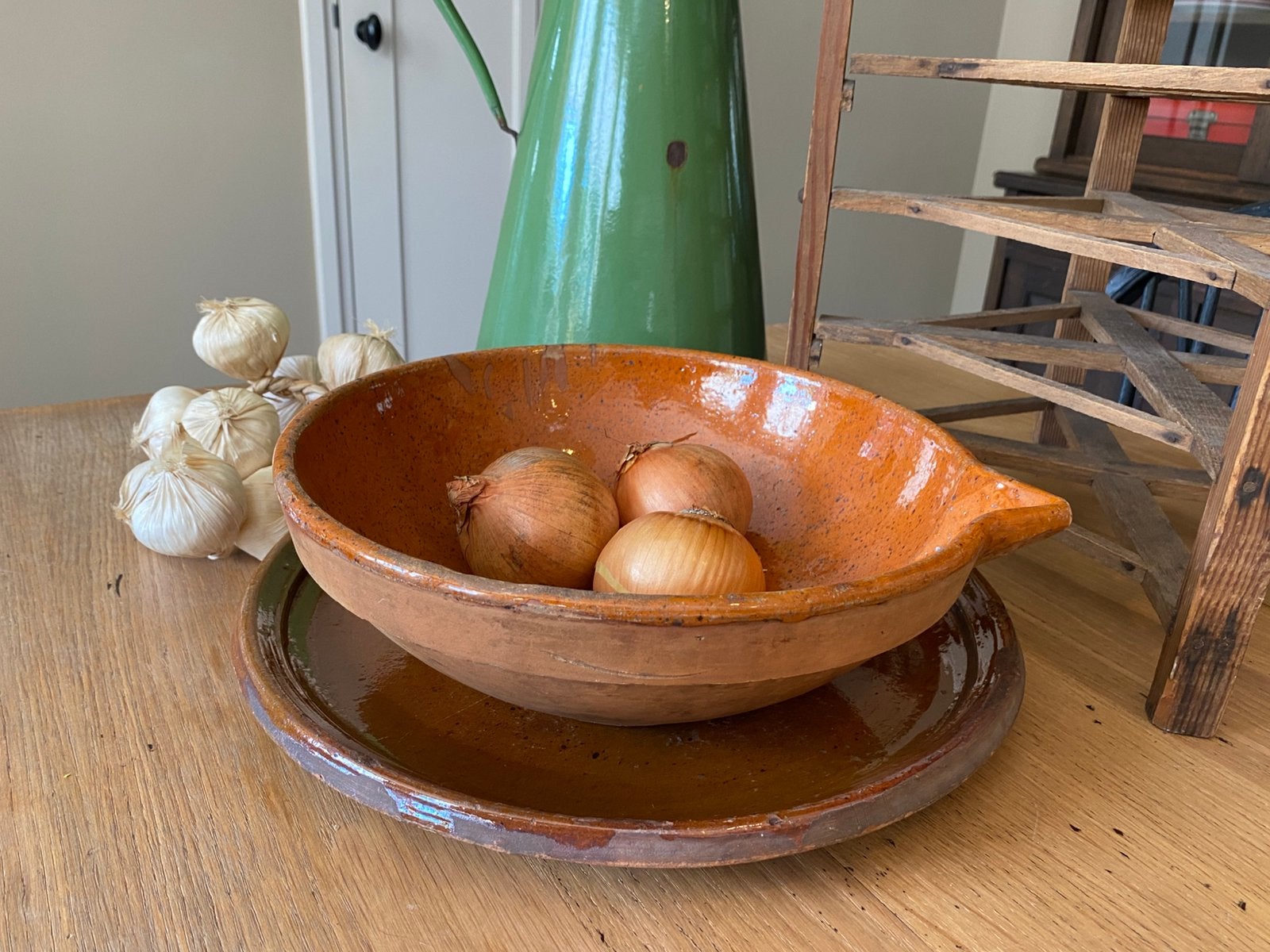 Brocante set oude roomschaal met tuit en onderbord, Ophalen of Verzenden