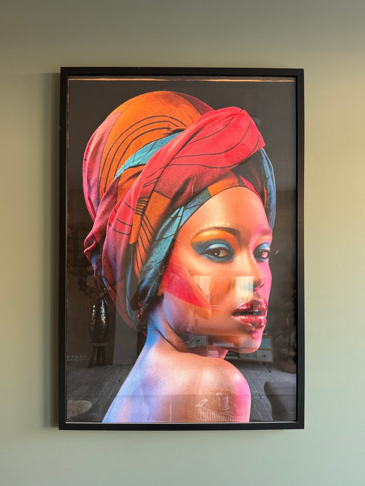 Modern portret van een vrouw met kleurrijke hoofddoek, Ophalen, Papier/karton, Ingelijst, Print