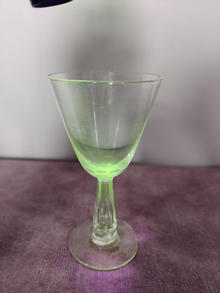 1 mangaan glaasje (glow glass), Antiek en Kunst, Antiek | Glas en Kristal, Ophalen of Verzenden