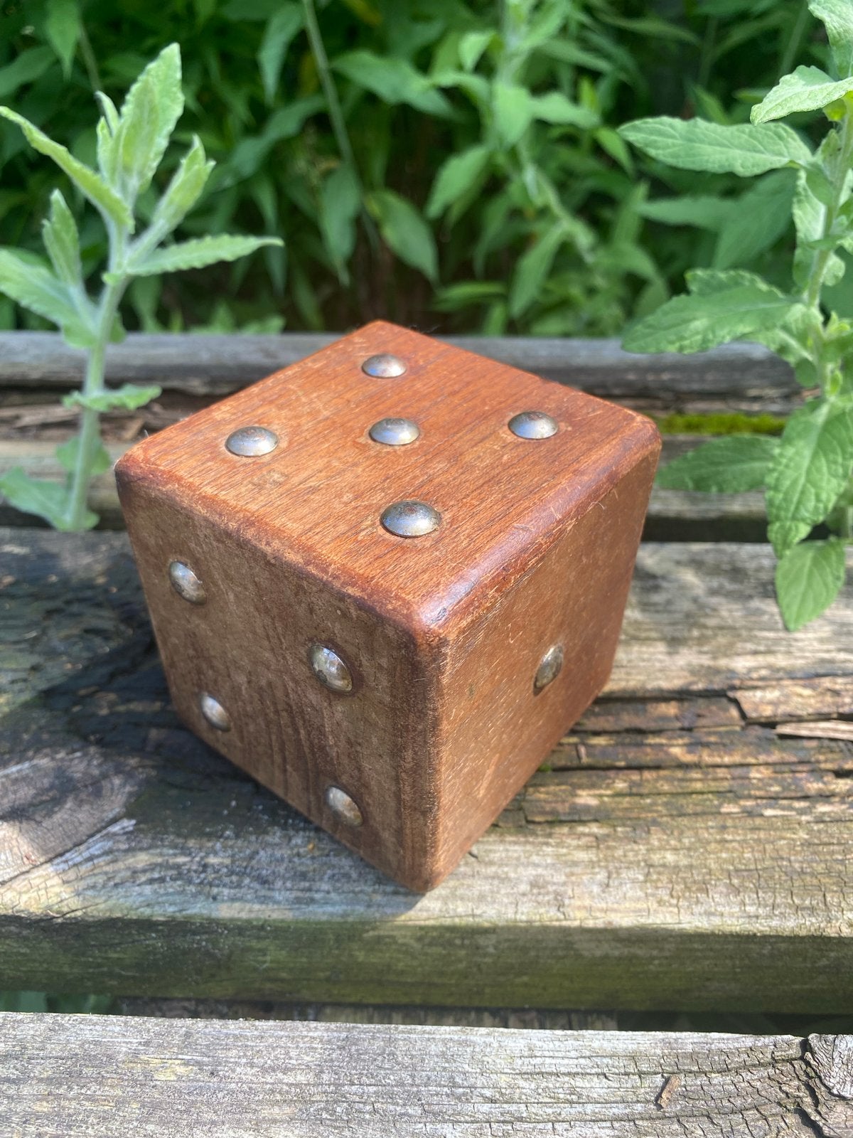 Decoratieve houten dobbelsteen met metalen stippen, Ophalen of Verzenden, Gebruikt