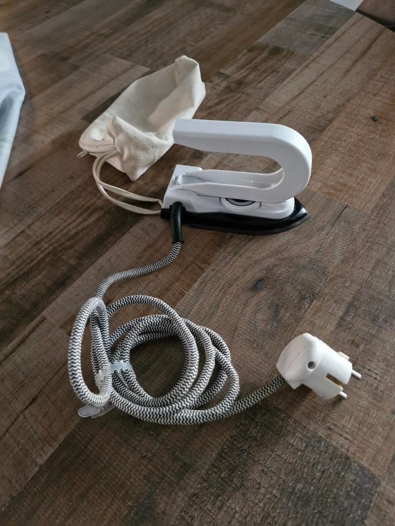 Compact reisstrijkijzer met snoer en opbergzakje, Ophalen of Verzenden, Zo goed als nieuw, Strijkijzer met snoer