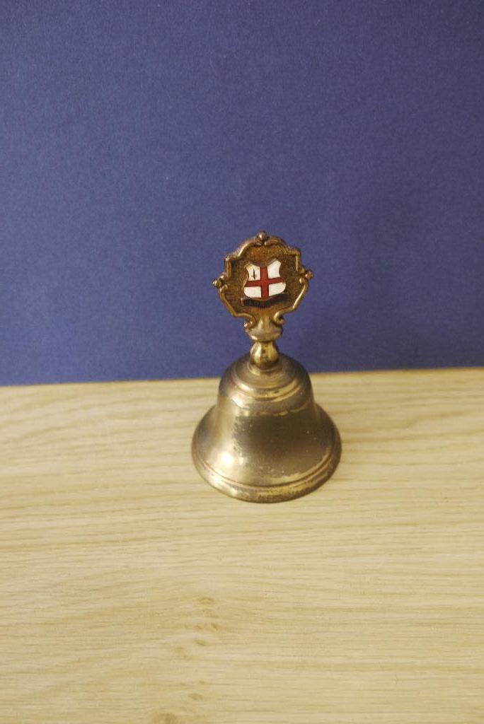 koper tafelbel londen koper zwart totaal 11 cm hoog jaren 60, Ophalen of Verzenden, Koper