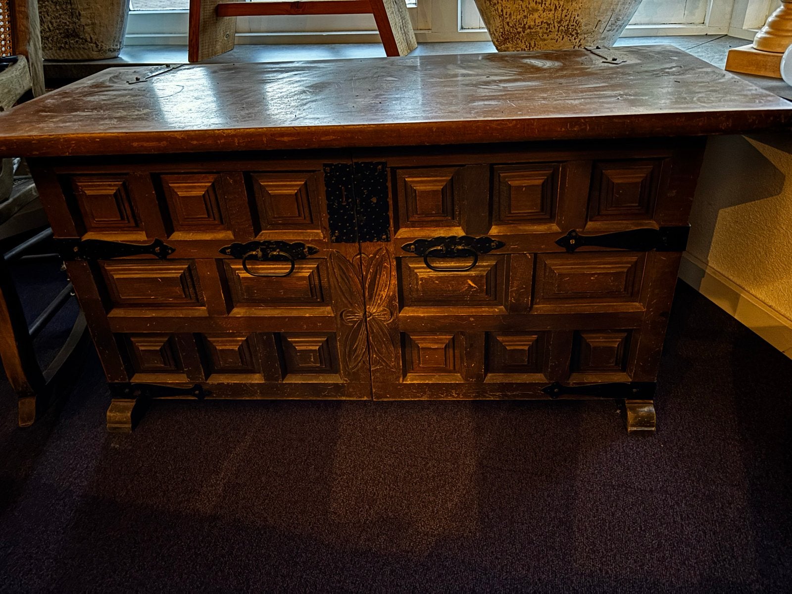 Antieke houten kist/kast met decoratieve handvatten, Antiek en Kunst, Antiek | Meubels | Kasten, Ophalen