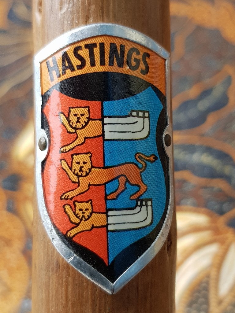 Antieke wandelstok uit Engeland van vruchtenhout met badges., Ophalen of Verzenden