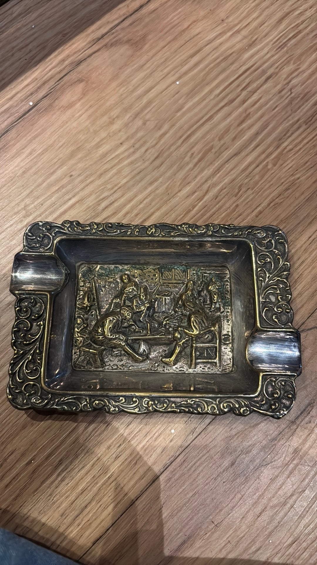 Vintage metalen asbak met reliëf – herbergtafereel, Antiek en Kunst, Ophalen of Verzenden