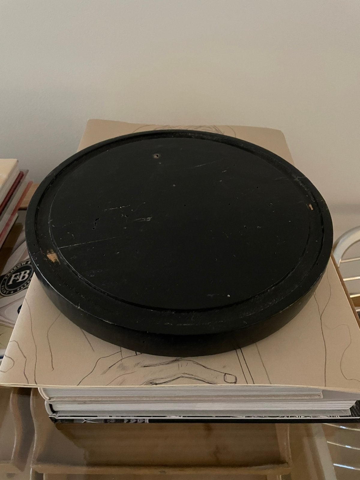 Zwart groot rond onderbord plateau stolp cloche heiligbeeld, Ophalen of Verzenden