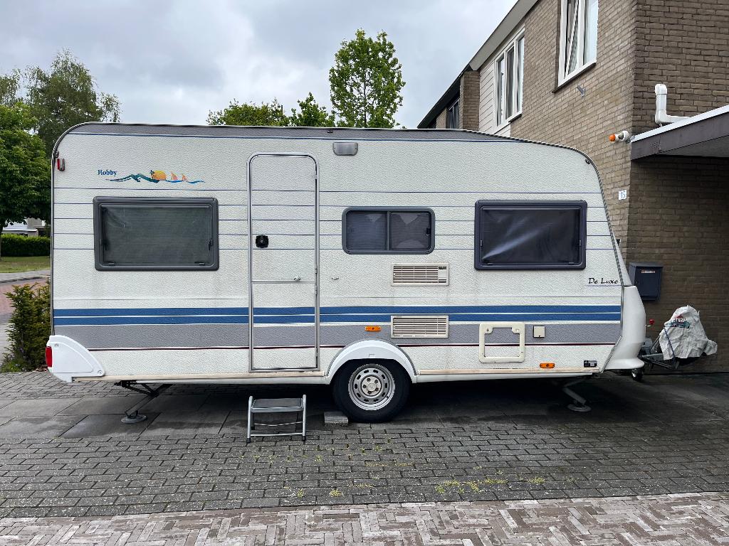 Hobby 450 De Luxe zo goed als compleet, Caravans en Kamperen, Caravans, Rondzit, Hobby, Omvormbare zithoek, 750 - 1000 kg