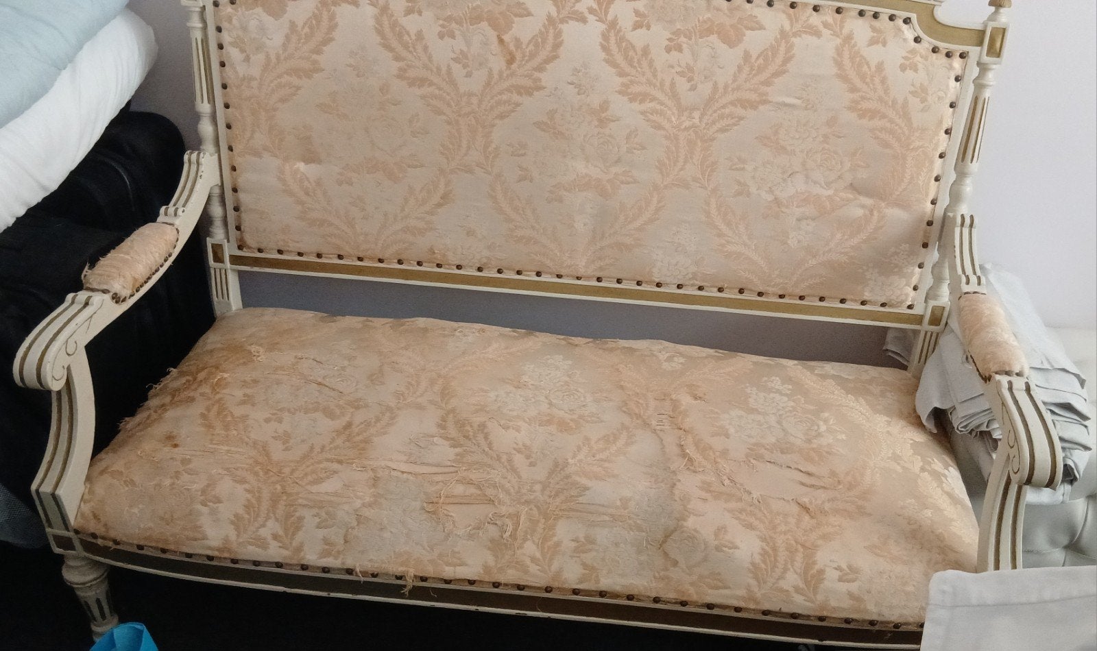 Antieke bank/fauteuil met beschadigde bekleding, Ophalen