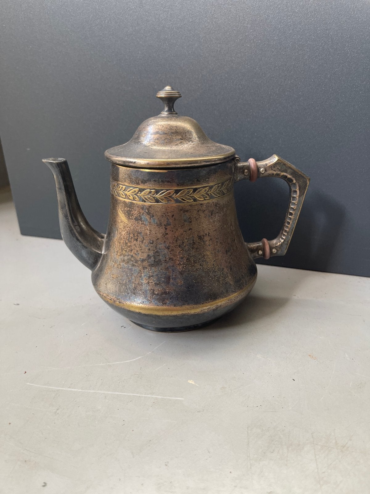 Antieke theepot met decoratieve band, Ophalen of Verzenden