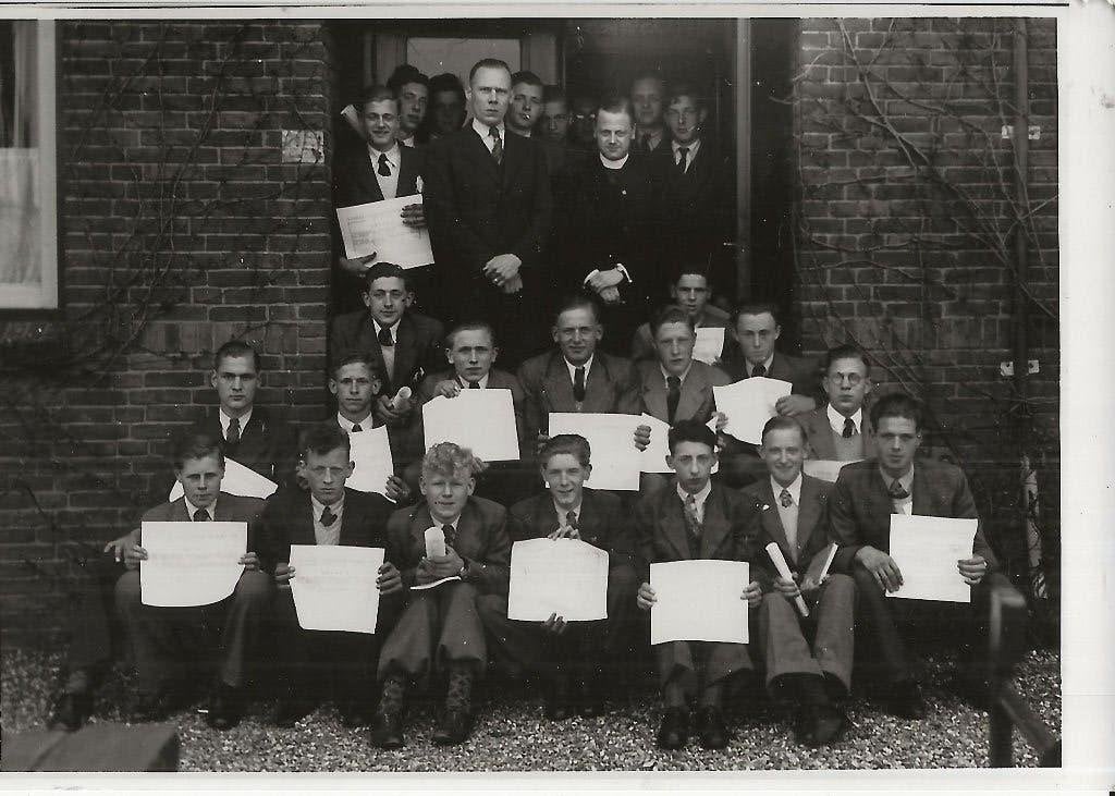 Naaldwijk Tuinbouwschool geslaagden met namen Foto 1947, Verzamelen, Ophalen of Verzenden, 1940 tot 1960, Ongelopen, Zuid-Holland