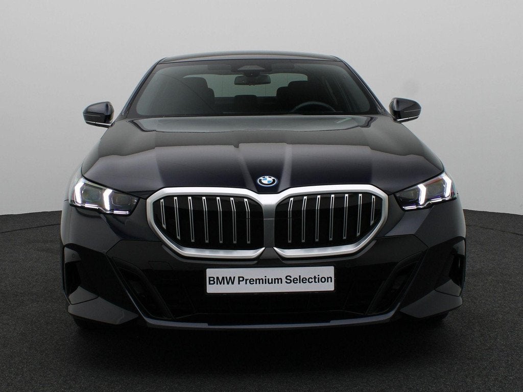 BMW 5 Serie Sedan 550e xDrive M Sportpakket | Adaptief Onder, Auto's, BMW, Automaat, Automatische klimaatregeling, Gebruikt, 138 €/maand