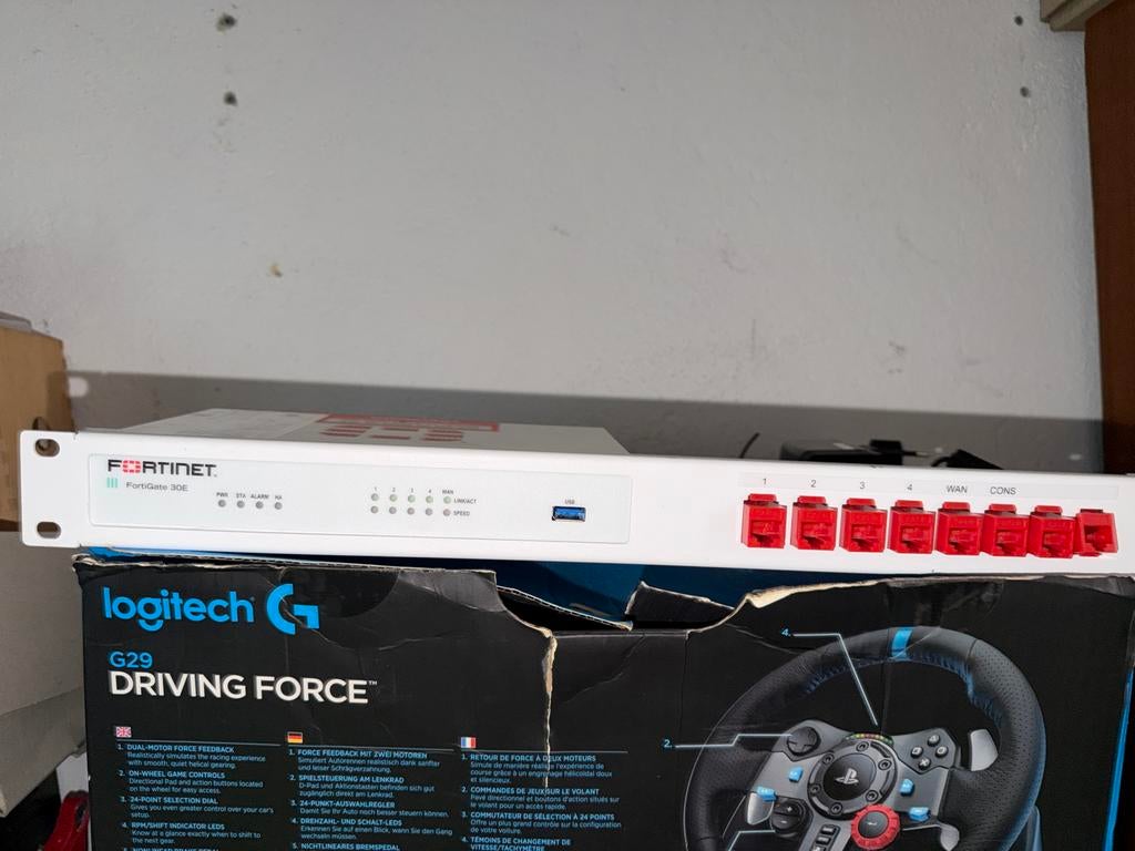 Fortigate 30E met 19 inch montage rek, Ophalen, Gebruikt, Router