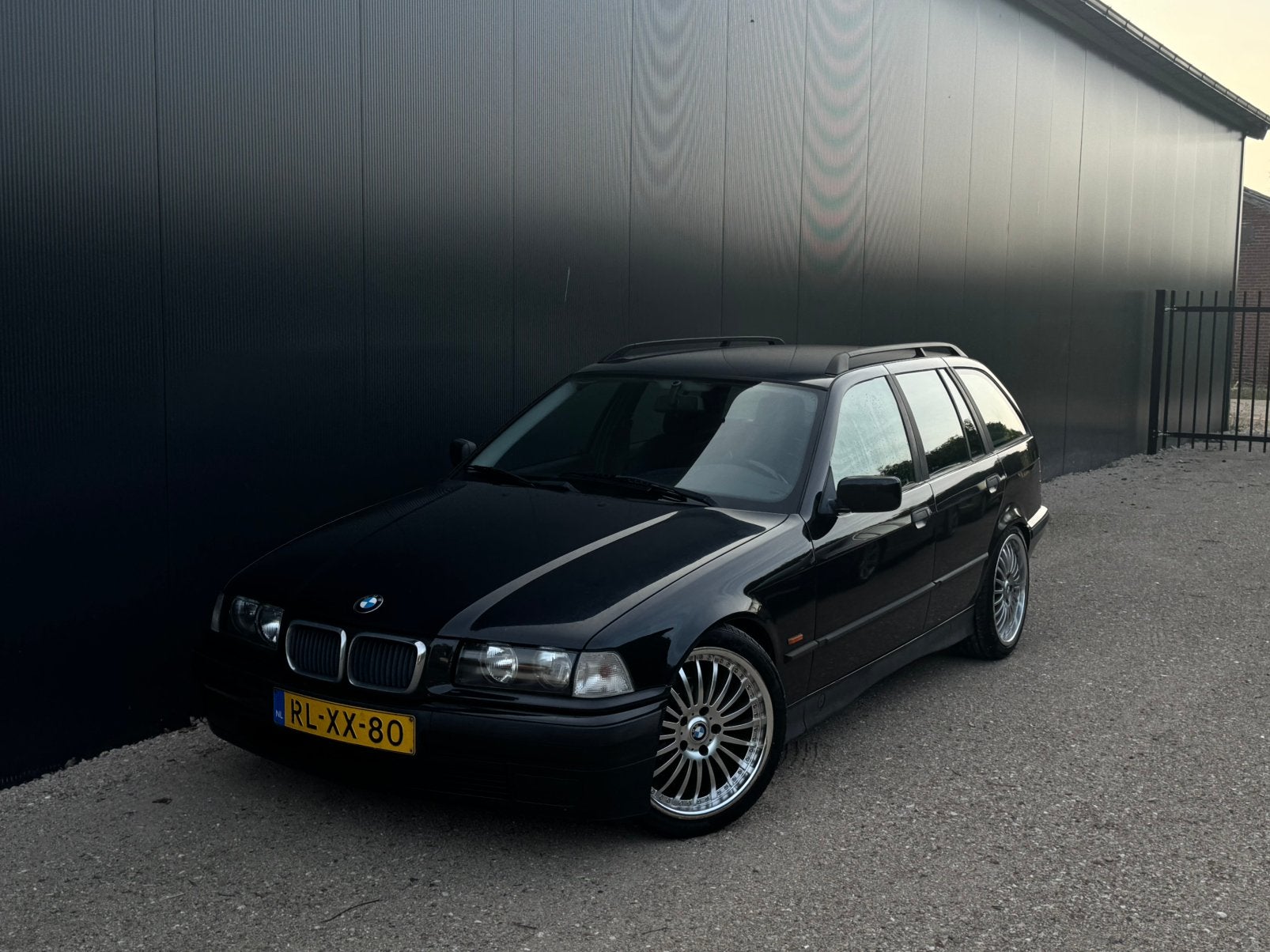 BMW E36 Touring 320i 1997 | Handbak | Cruise Control | NAP, Achterwielaandrijving, 150 pk, Zwart, Origineel Nederlands