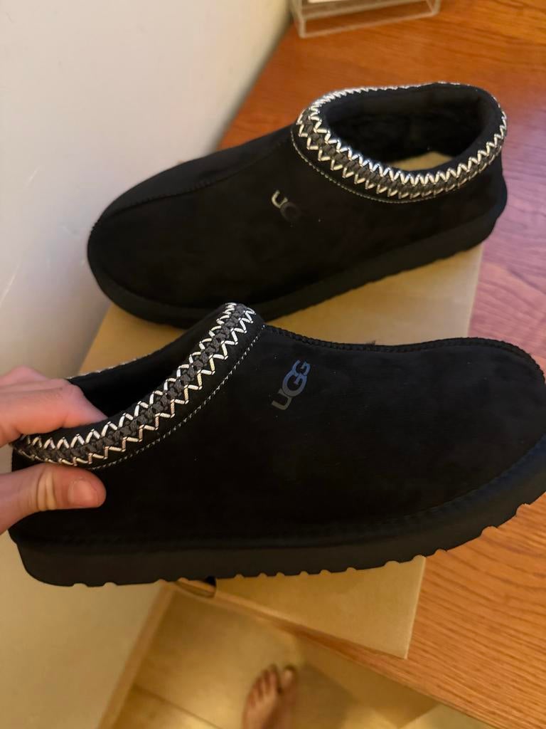 UGG Tasmann, maat 44, Zwart, Nieuw, Ophalen of Verzenden, Pantoffels of Sloffen